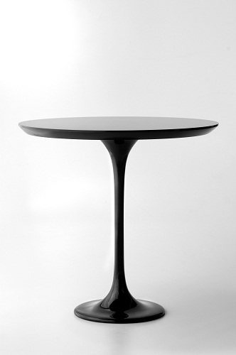 Mesa Saarinen com tampo em Corian