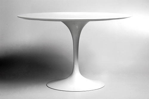 Mesa Saarinen com tampo em Corian