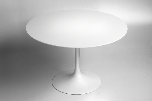 Mesa Saarinen com tampo em Corian