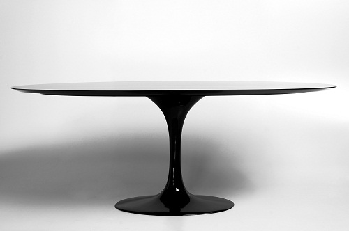 Mesa Saarinen com tampo em Corian